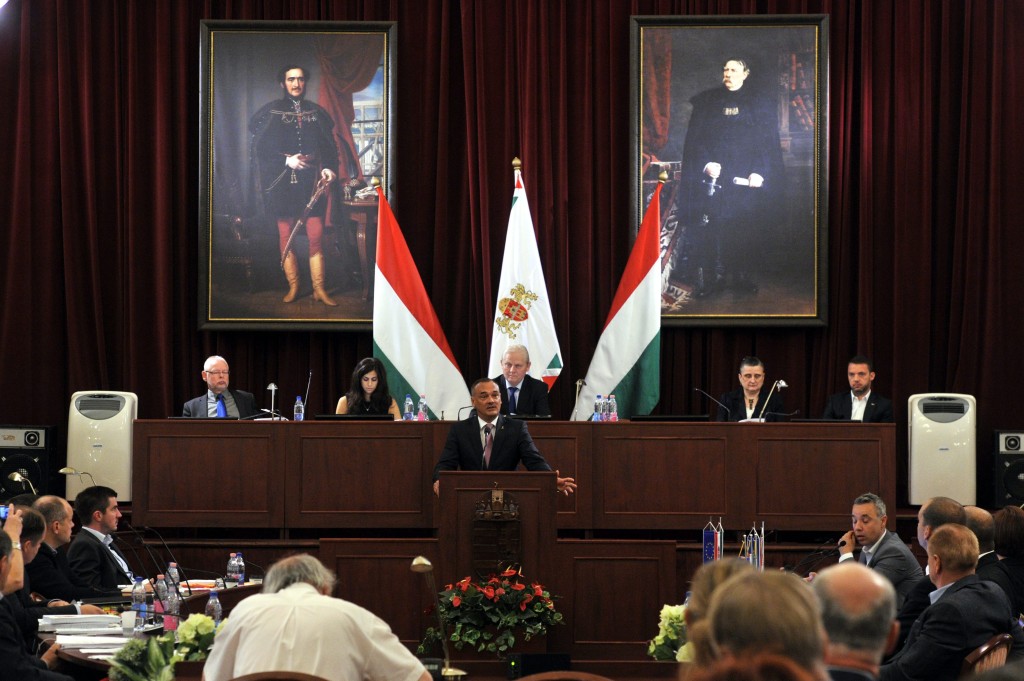 Budapest, 2015. június 23. Borkai Zsolt, a Magyar Olimpiai Bizottság (MOB) elnöke beszél a Fõvárosi Közgyûlés ülésén 2015. június 23-án. Mögötte Bagdy Gábor pénzügyi, gazdasági, vagyoni kérdésekért felelõs fõpolgármester-helyettes, Szalay-Bobrovniczky Alexandra, a humán területért felelõs fõpolgármester-helyettes, Tarlós István fõpolgármester, Sárádi Kálmánné fõjegyzõ és Szeneczey Balázs, a fejlesztésekért felelõs fõpolgármester-helyettes (b-j). A közgyûlés úgy döntött, támogatja, hogy Budapest pályázzon a 2024-es nyári olimpia és paralimpia rendezési jogára. MTI Fotó: Kovács Attila